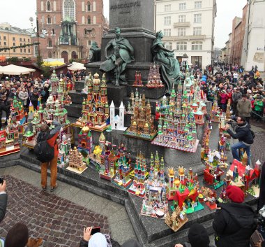 Zdjęcie przedstawiające szopki krakowskie ustawione na pomniku Adama Mickiewicza