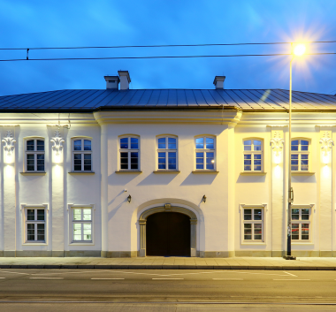 Kolorowe zdjęcie przedstawiające fasadę Muzeum Podgórza