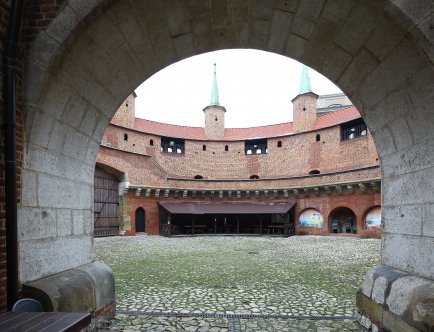 Kolorowa fotografia przedstawiająca wejście do Barbakanu