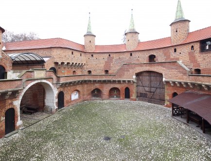 Kolorowa fotografia przedstawiająca wnętrze Barbakanu