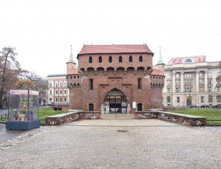 Kolorowa fotografia przedstawiająca wejście do Barbakanu