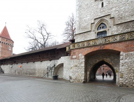 Zdjęcie murów obronnych jesienią