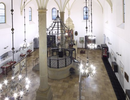 Kolorowa fotografia. Wnętrze Starej Synagogi