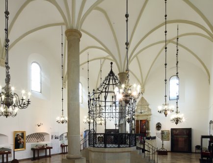 Kolorowa fotografia. Wnętrze Starej Synagogi