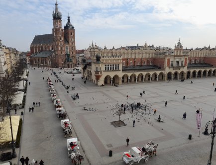 Kolorowa fotografia. Widok na Rynek Główny