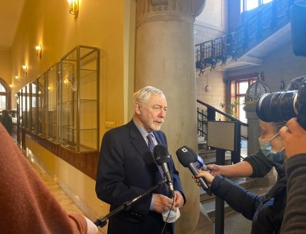 Mężczyzna wypowiadający się w trakcie konferencji prasowej