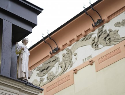 Kolorowa fotografia. Rzeźba kobiety z koszem na ramionach