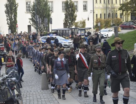 Kolorowa fotografia. Przemarsz harcerzy