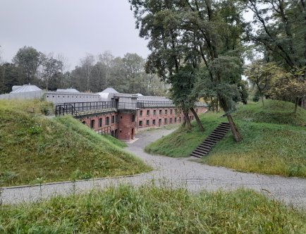 Kolorowa fotografia przedstawiająca fasadę fortu