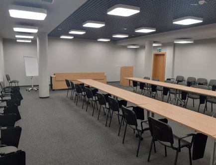 Kolorowa fotografia przedstawiająca salę konferencyjną