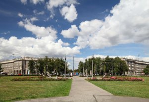 Kolorowa fotografia przedstawiająca Plac Centralny