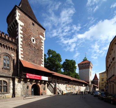 Kolorowa fotografia przedstawiająca fragment Murów Obronnych