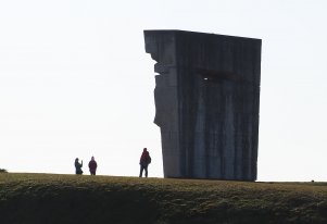 Kolorowe zdjęcie przedstawiające pomnik na terenie KL Plaszow