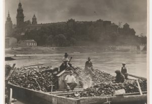 Archiwalna fotografia Łódź pływająca na Wiśle. W tle Wawel