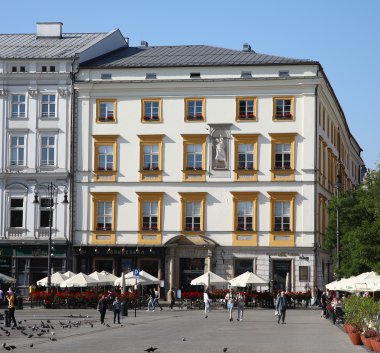 Fotografia kolorowa. Fasada Pałacu Krzysztofory. Lato.