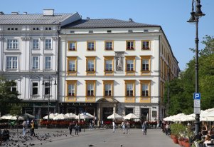 Fotografia kolorowa. Fasada Pałacu Krzysztofory. Lato.