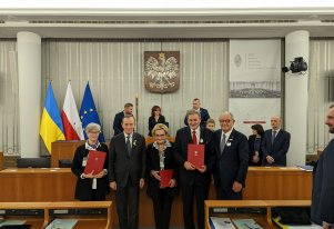 Kolorowa fotografia przedstawiająca przedstawicieli Muzeum Krakowa oraz senatorów