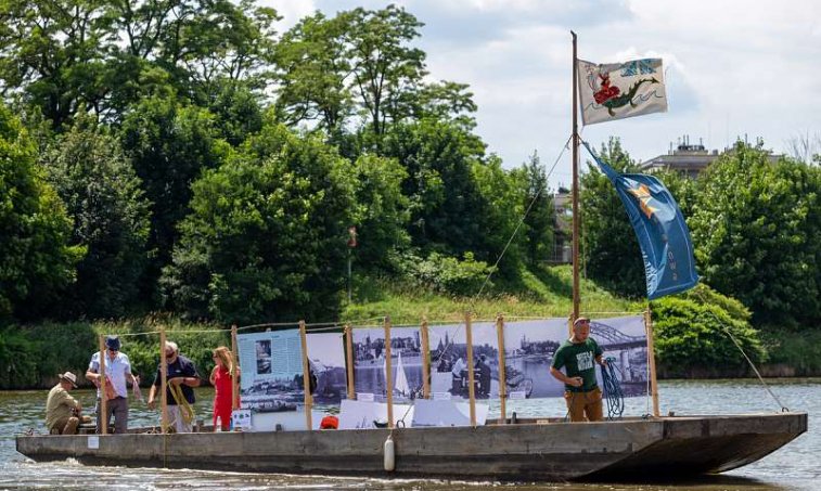 Kolorowa fotografia. Galar płynący Wisłą. Na galarze znajduje się wystawa.